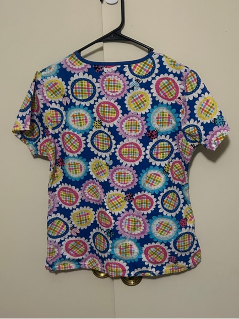 Scrub Works Blue Floral Plaid-Accent V-Neck Women’s Scrub Top - Picture 3 of 3